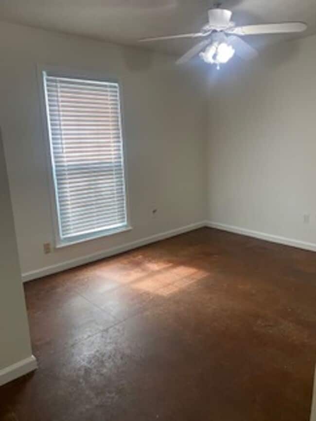 Building Photo - 121 Tomlinson Dr