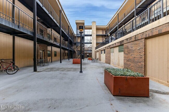 Foto del edificio - Spacious Renovated 3-Bedroom Condo Near UT...