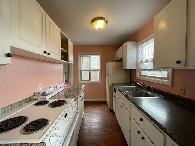 Foto del edificio - 2Bd 1 Ba Classic NE Portland Home With Fenced Backyard! Washer/Dryer Hookups.
