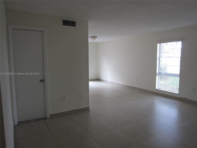 Foto del edificio - 10 SW 108th Ave