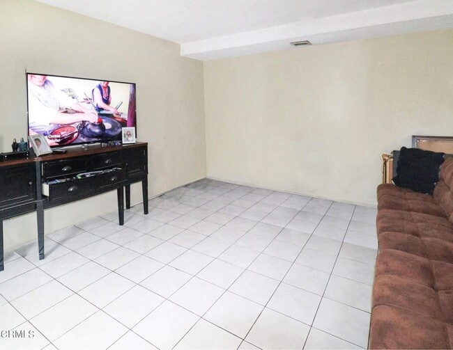 Building Photo - Lovely and Spacious 2 bedroom Townhouse