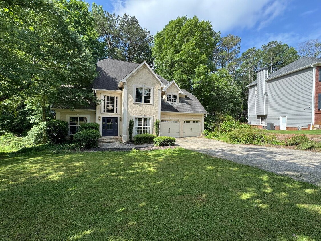 Foto principal - Stunning 4-Bed, 3-Bath Home in Prestigious...