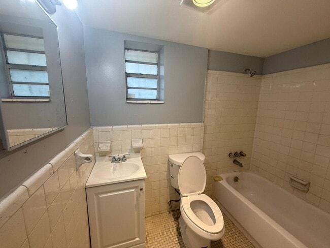 Building Photo - Charming 1 bedroom in the heart of St Pete...