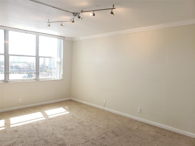Foto del edificio - 16570 NE 26th Ave