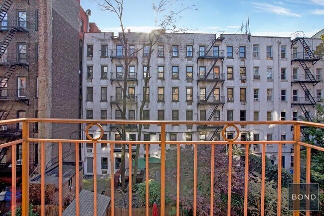 Building Photo - 424 E 9th St