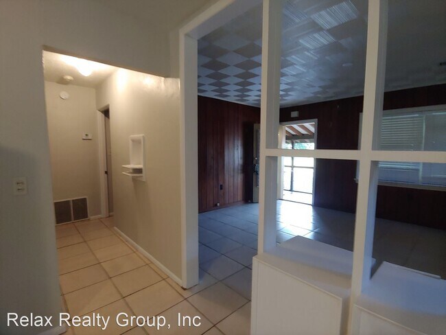 Building Photo - 2110 Palm Terrace