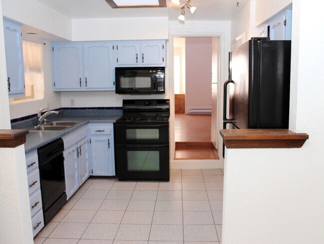 Building Photo - Immaculate 3 Bdr, 2 bath with large Family...