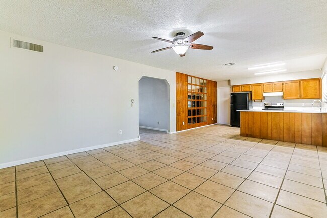 Foto del edificio - 562 W Highland St