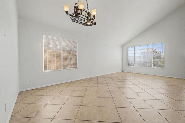 Foto del edificio - 1295 S Honeysuckle Ln