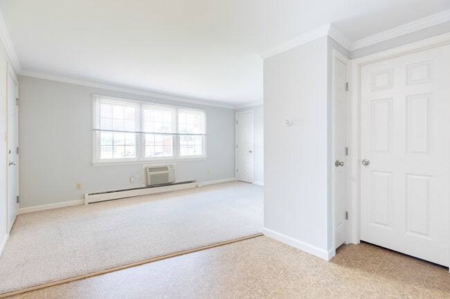 Living & Dining Area - Mount Vernon Apartments