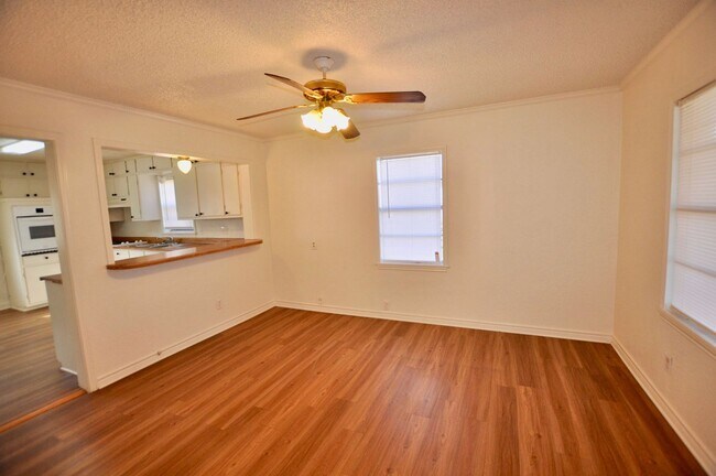 Foto del edificio - FOR LEASE! 1 BR - 1 BA Frame Home in Weatherford with Large Fenced Backyard