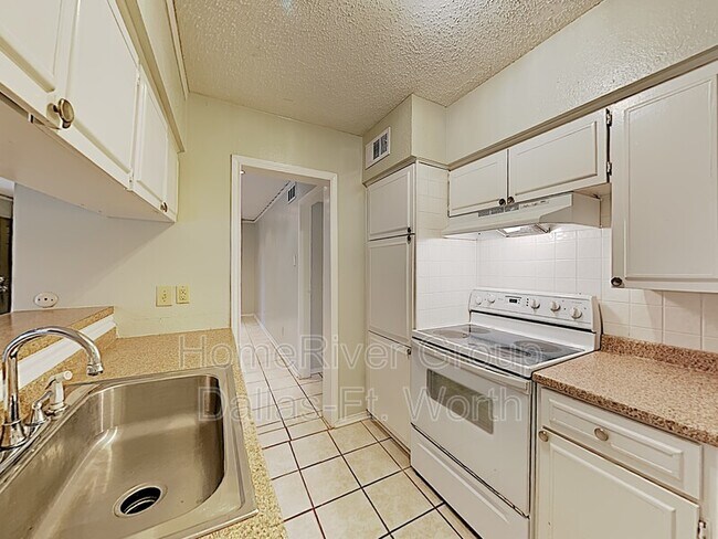 Foto del edificio - 5844 Sandhurst Ln