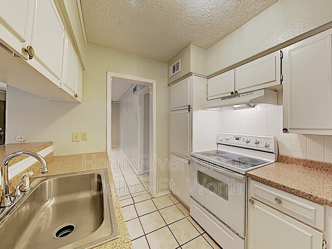 Building Photo - 5844 Sandhurst Ln