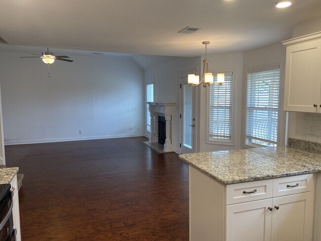 Foto del edificio - 4 bed, 3 bath, under $1900  Wow.
