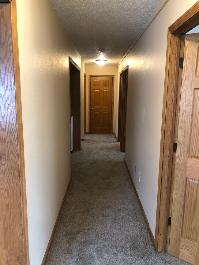 Building Photo - 1030 Knox Ave N