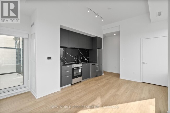 Building Photo - 101 Roehampton Ave