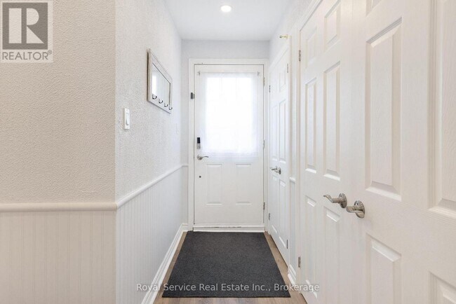 Building Photo - 136 Onderdonk Ln