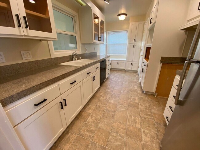 Foto del edificio - Charming 2-Bedroom Home Near Downtown San ...