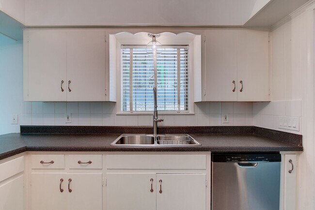 Building Photo - 4BR Mid-Century Near SoCo & Lady Bird Lake