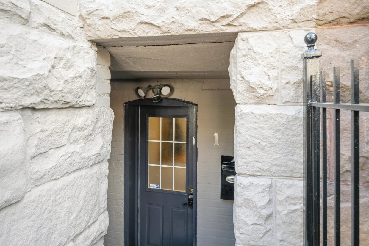 Primary Photo - 2106 O St NW