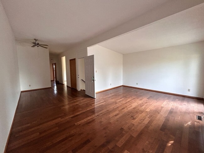 Building Photo - 4 Bed 2 Bath Unit in Olds, AB