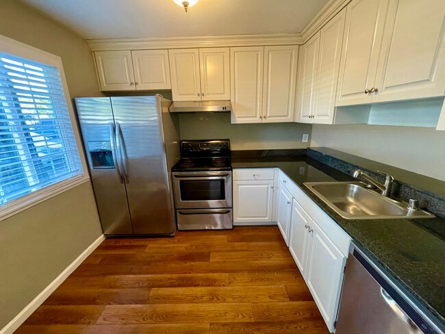 Building Photo - 2 Bedroom/ 1 Bathroom Newly Updated Apartm...