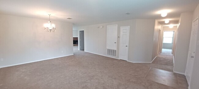 Foto del edificio - Spacious & Move In Ready 4/2/2 in Lancaster!