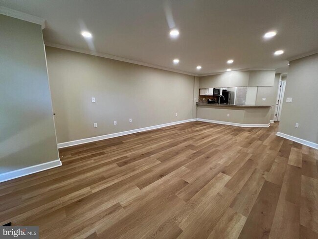 Foto del edificio - 6924 Fairfax Dr