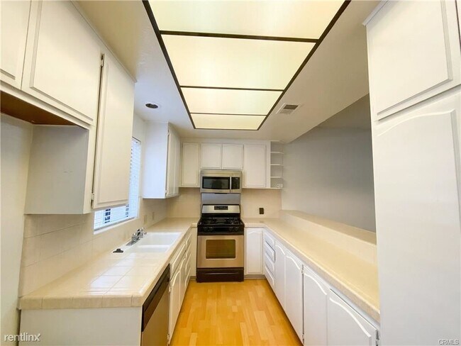 Building Photo - 720 S Marengo Ave