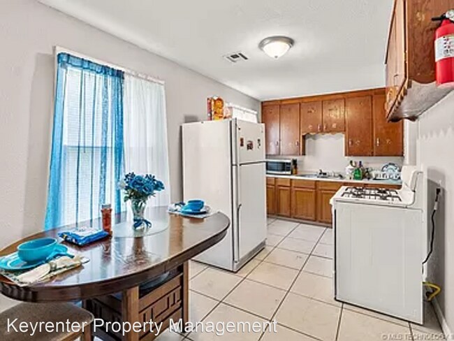 Building Photo - 3 br, 1 bath House - 243 E 43rd St N