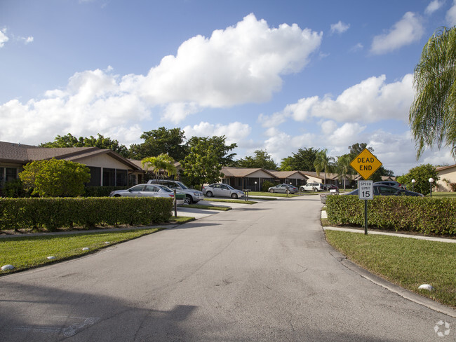 Building Photo - Delray Villas III