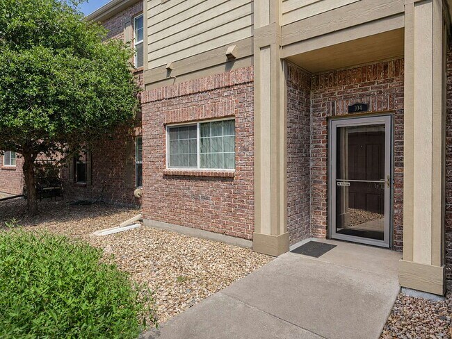 Foto del edificio - Spacious 2-Bedroom Condo with Garage, Fireplace, Pool & Most Included Utilities