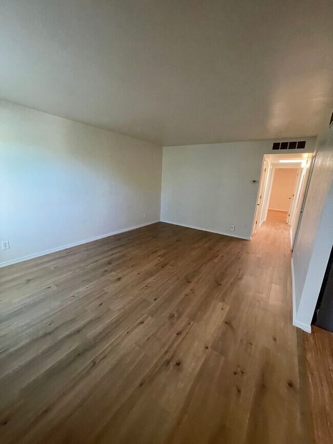 Foto del edificio - Newly updated & Ready to move in - 3 bdr, ...
