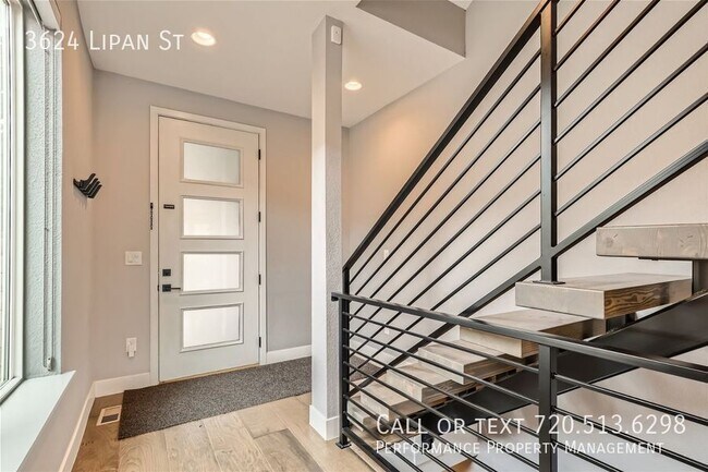 Foto del edificio - Luxury 3-Bedroom Townhome in the Heart of ...