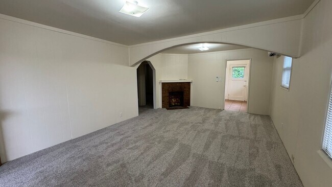 Foto del edificio - Newly Remodeled 2BD/1BA Home – Fenced Yard & A/C in Every Room!