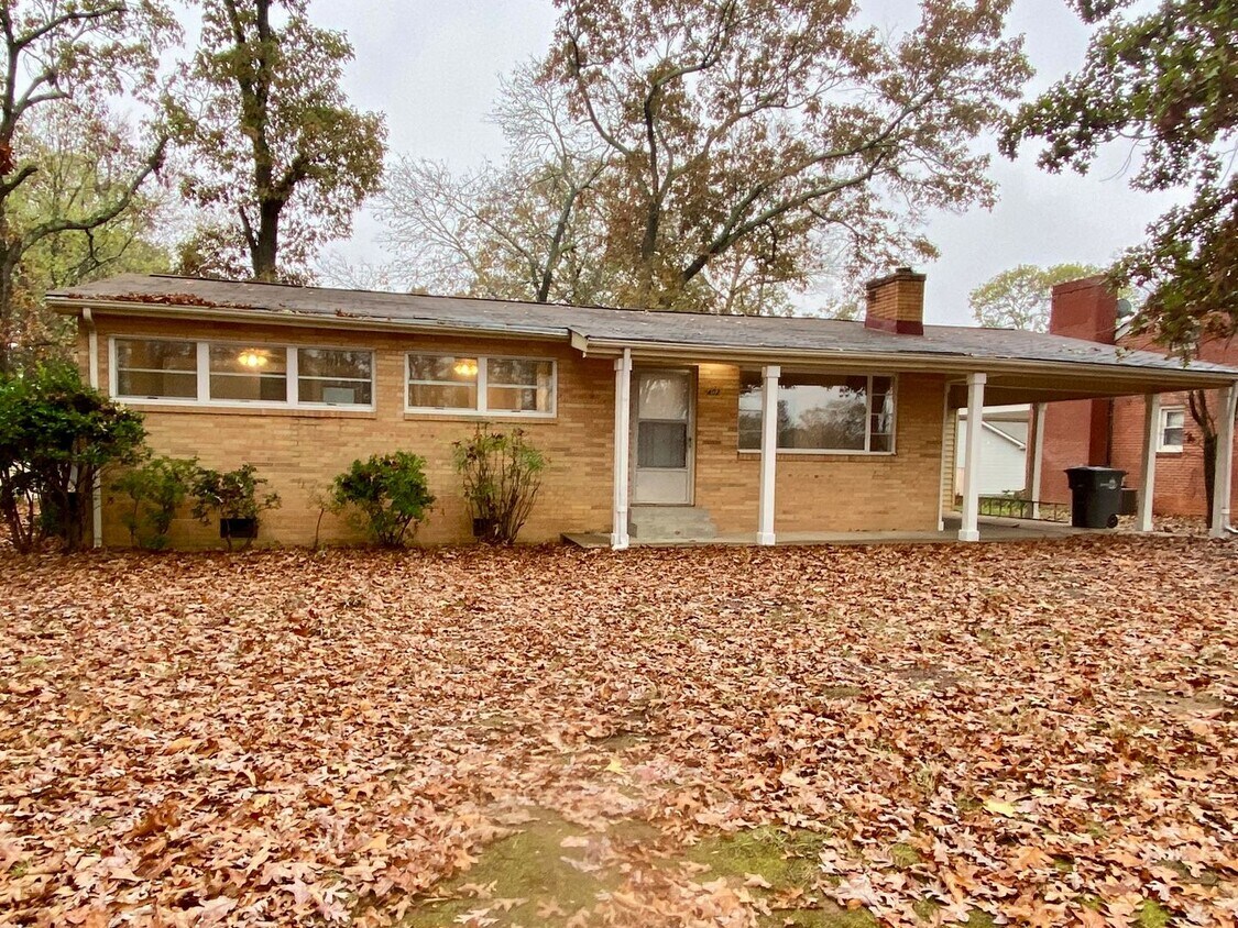 Primary Photo - Freshly renovated 4 bedroom 2 bathroom hou...