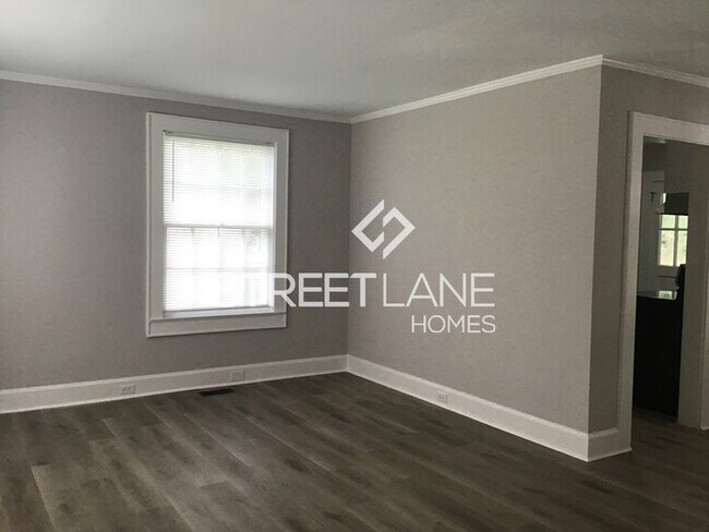 Building Photo - 1/2 MONTHS RENT FREE WITH A SIGNED LEASE B...