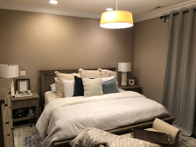 Primary Bedroom - 3340 N Kenmore Ave