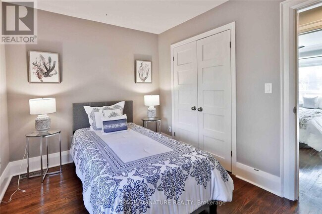 Photo du bâtiment - 372 Roehampton Ave