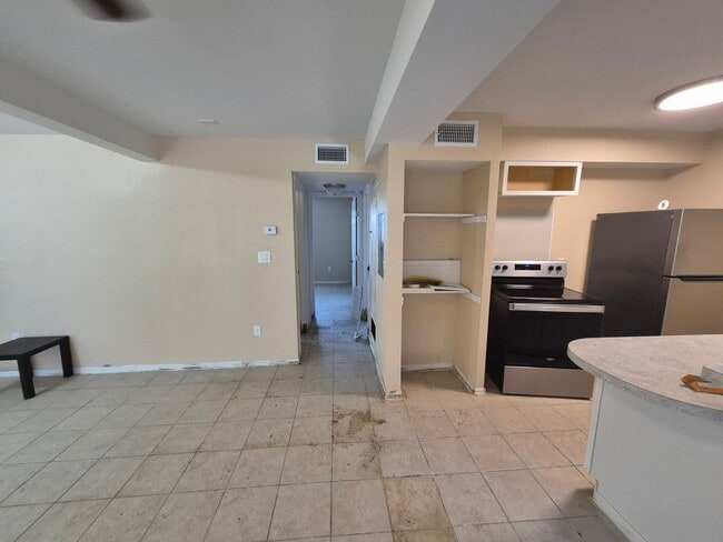 Building Photo - 3718 Pleasanton Rd