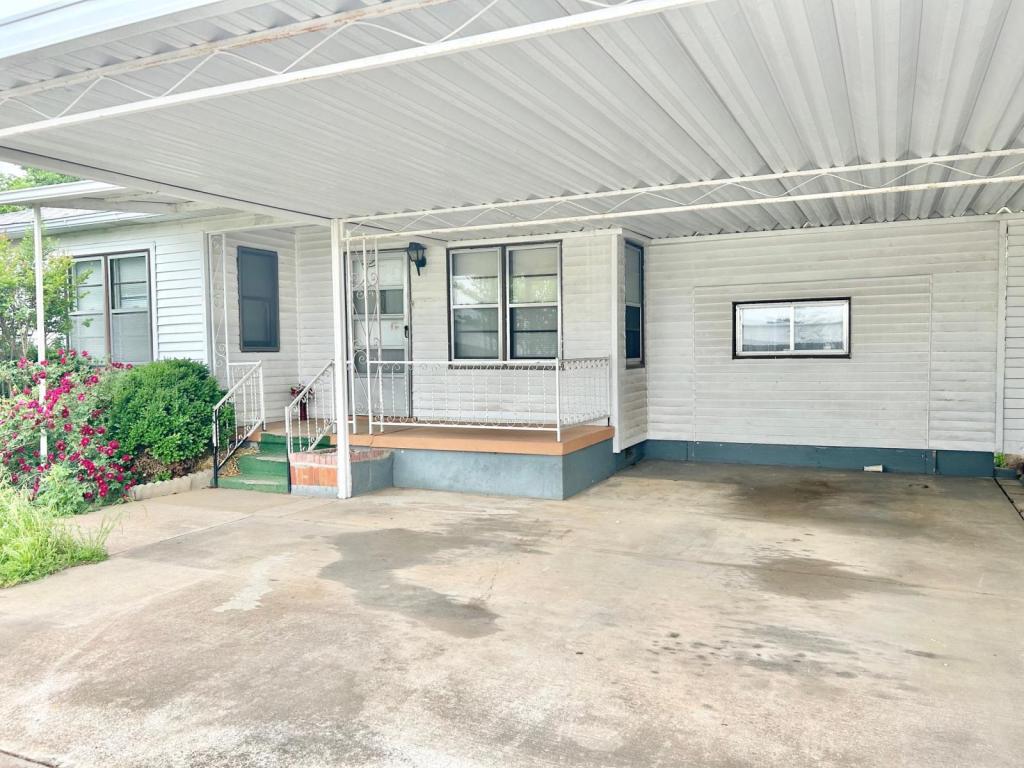 Primary Photo - 2404 NW 12th St