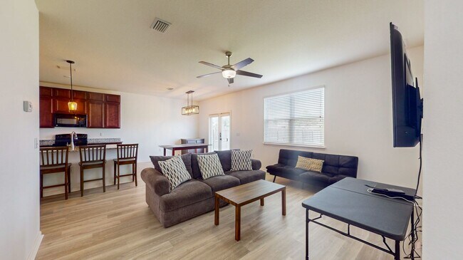 Foto del edificio - Welcome to your spacious and inviting 5-be...