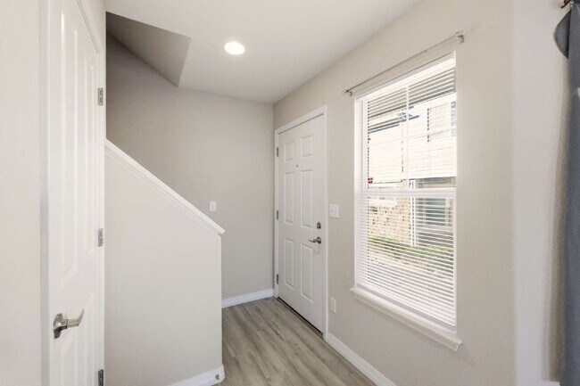 Foto del edificio - PRICE DROP! "Spacious 3-Bedroom Haven with 2.5 Baths in Aurora – 1,860 Sq Ft of Comfort and Style!"