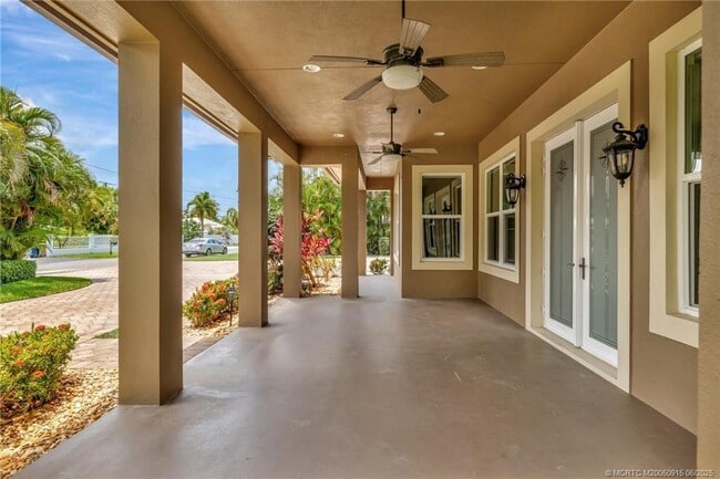 Building Photo - 311 SE Cardinal Way