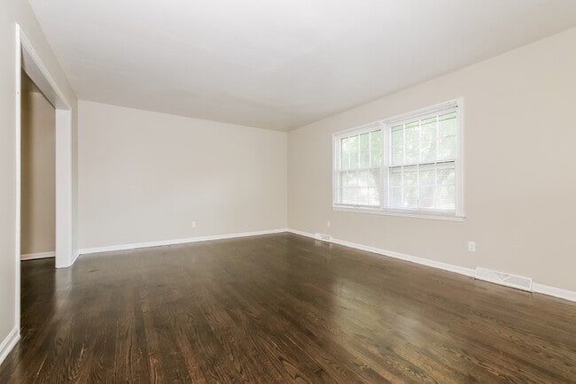 Building Photo - Charming 3 bedrom