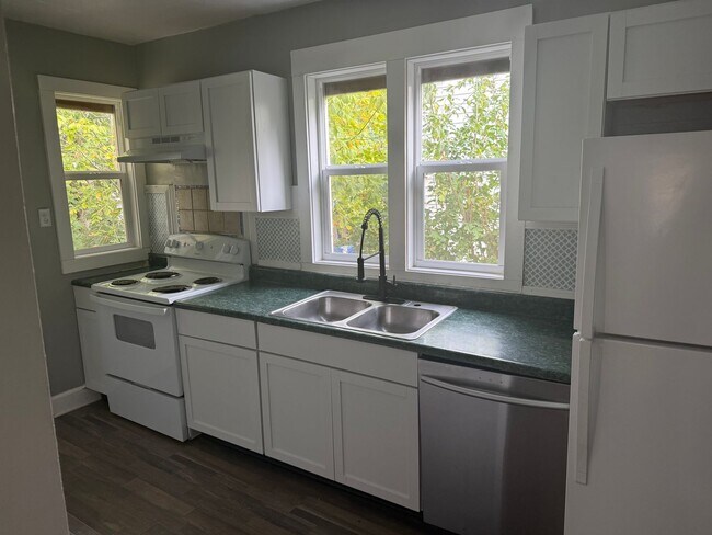 Building Photo - Charming 4 Bedroom Home