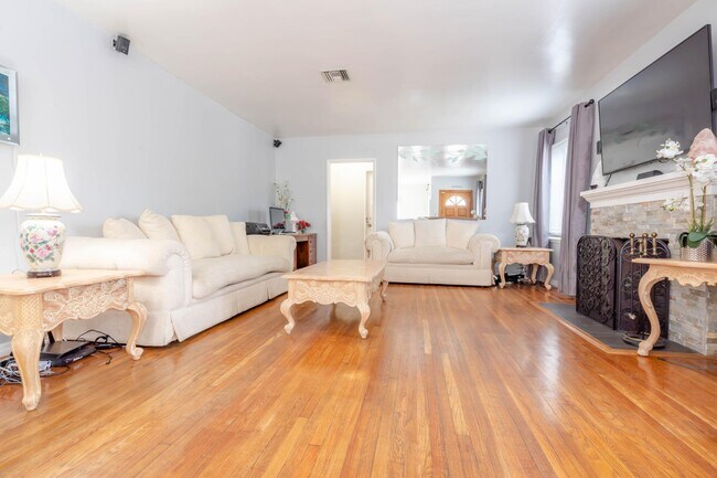 Building Photo - 6240 Cahuenga Blvd