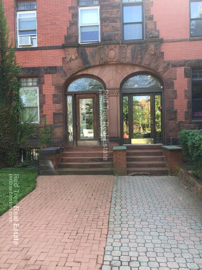 Foto del edificio - 1815 Beacon St