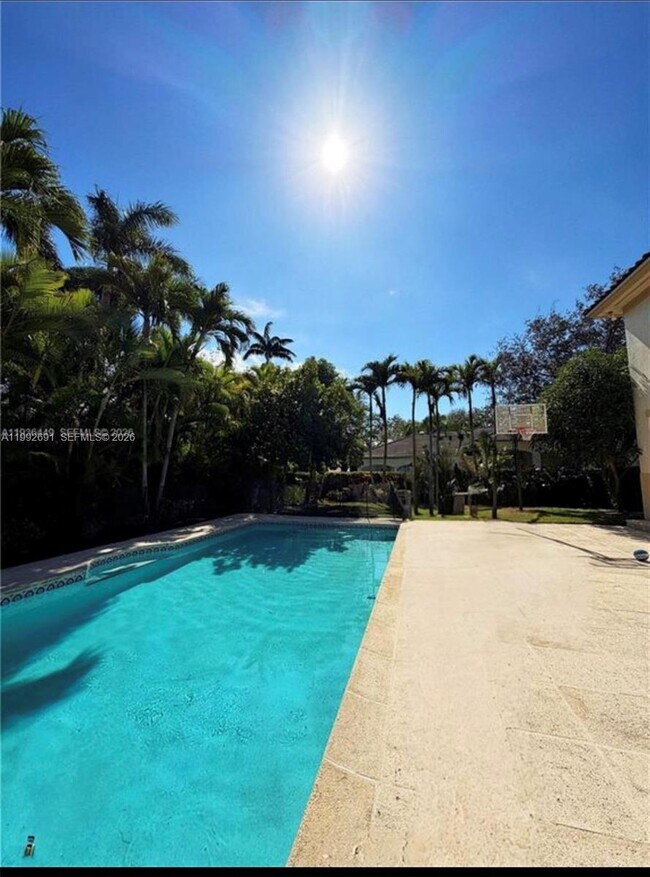 Foto del edificio - 673 Destacada Ave