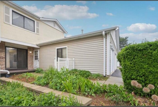 Building Photo - 12 N Waterford Dr